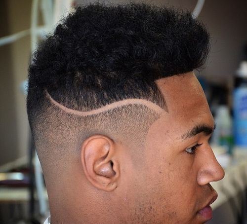 High Fade Haarschnitt für schwarze Männer mit einer rasierten Welle