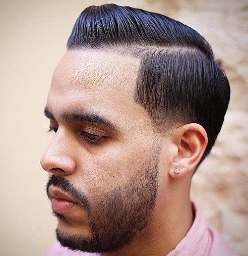Männer's sleek side part hairstyle
