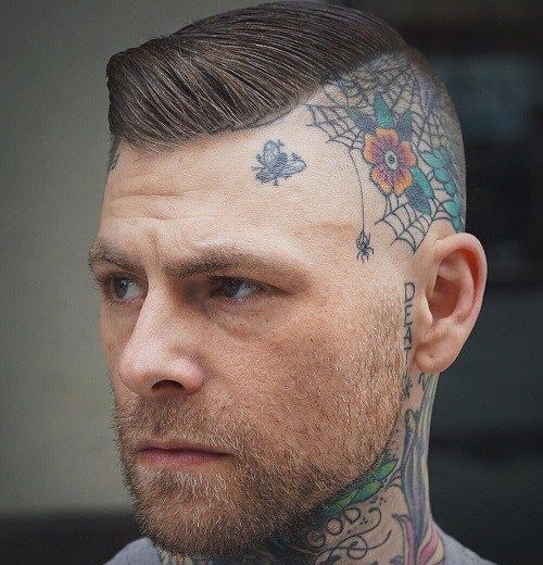 Seite rasierte Haarschnitt mit Kopf Tattoo