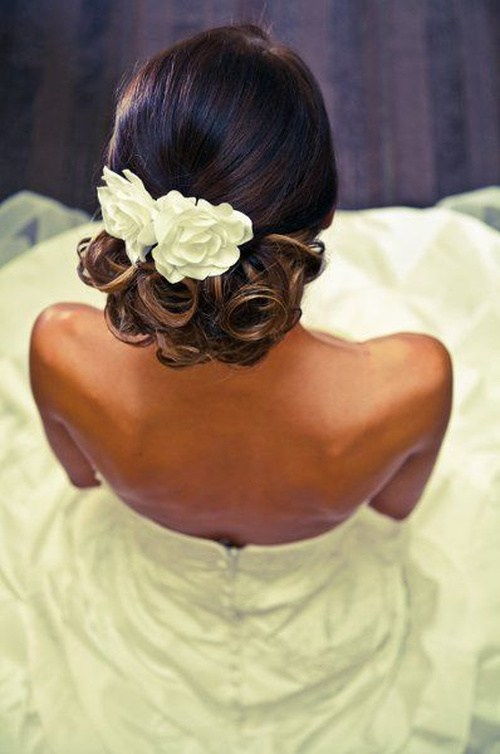 schwarze lockige Hochzeit Hochsteckfrisur mit Haarblumen
