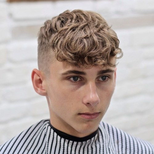 Teen Curly Undercut Haarschnitt