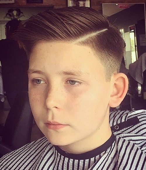 Trendy Jungen Haarschnitt 9 Jahre alt mit einem Seitenteil