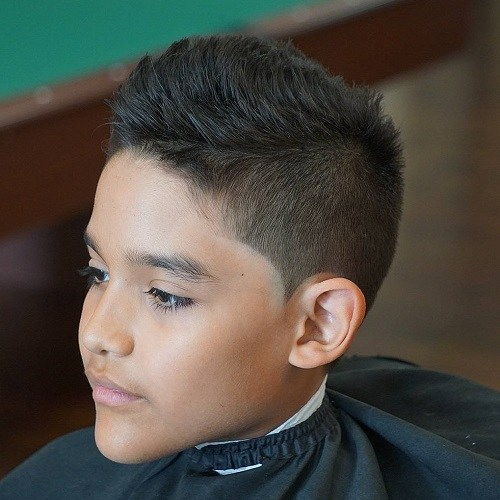 十几岁男孩的短尖刺发型