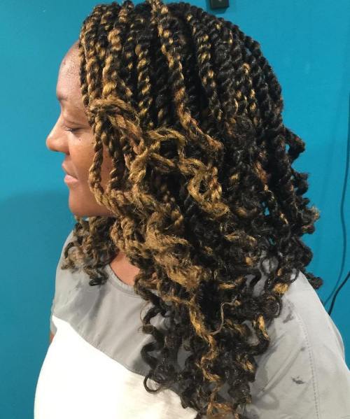 Curly Layered Twists mit Highlights