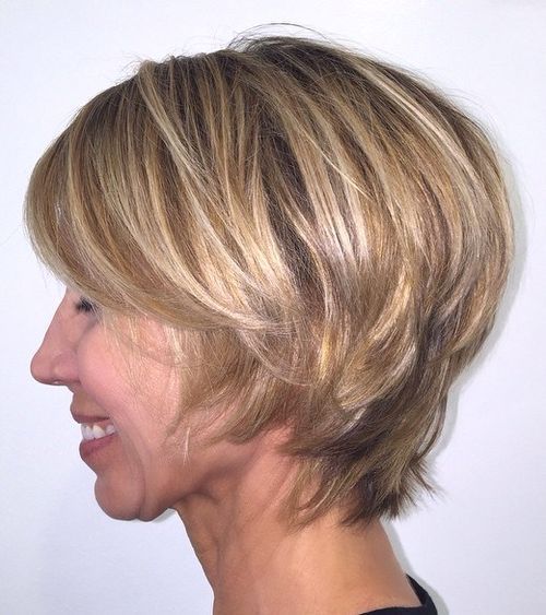 krátký layered hairstyle for mature women