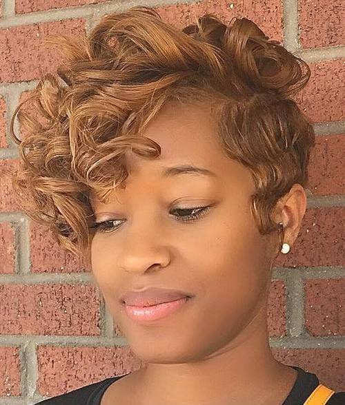 kurze lockige Frisur für afroamerikanische Frauen