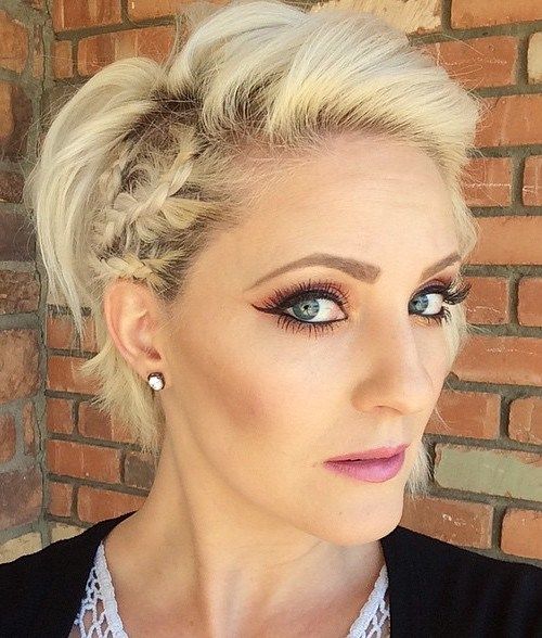 къс blonde hairstyle with side braids