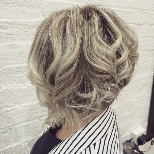 къдрав inverted bob hairstyle