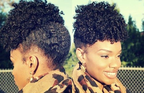 黑人妇女的卷曲updo发型