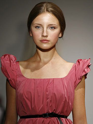 Modell im rosa Kleid