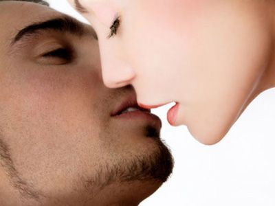 Mädchen und Mann küssen