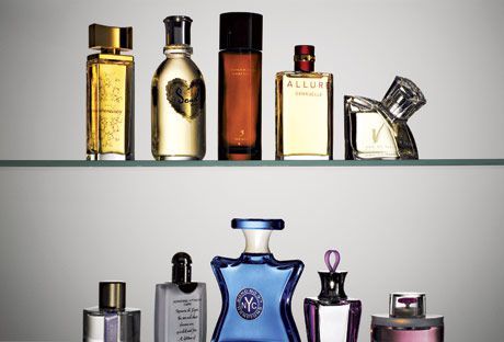 parfémy on shelves