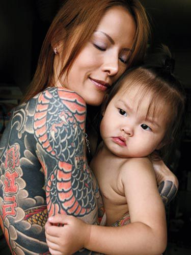 japanisch tätowierte Mutter mit ihrem Baby