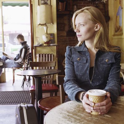 امرأة تجلس في المقهى