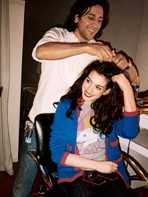 Anne Hathaway Haare für Fotoshooting gestylt bekommen