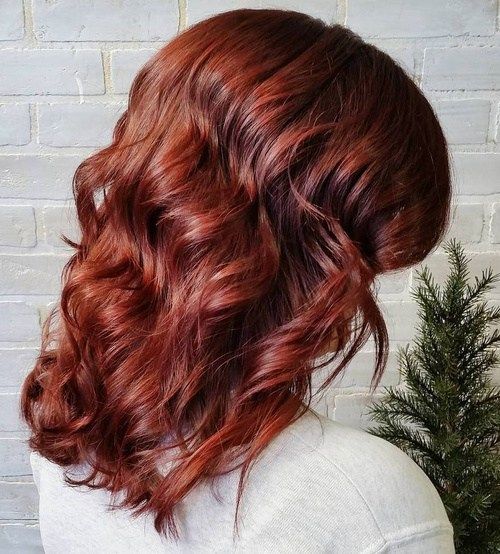 中长闪亮的赤褐色波浪发型