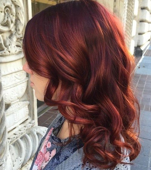 дълго copper red hairstyle with bangs