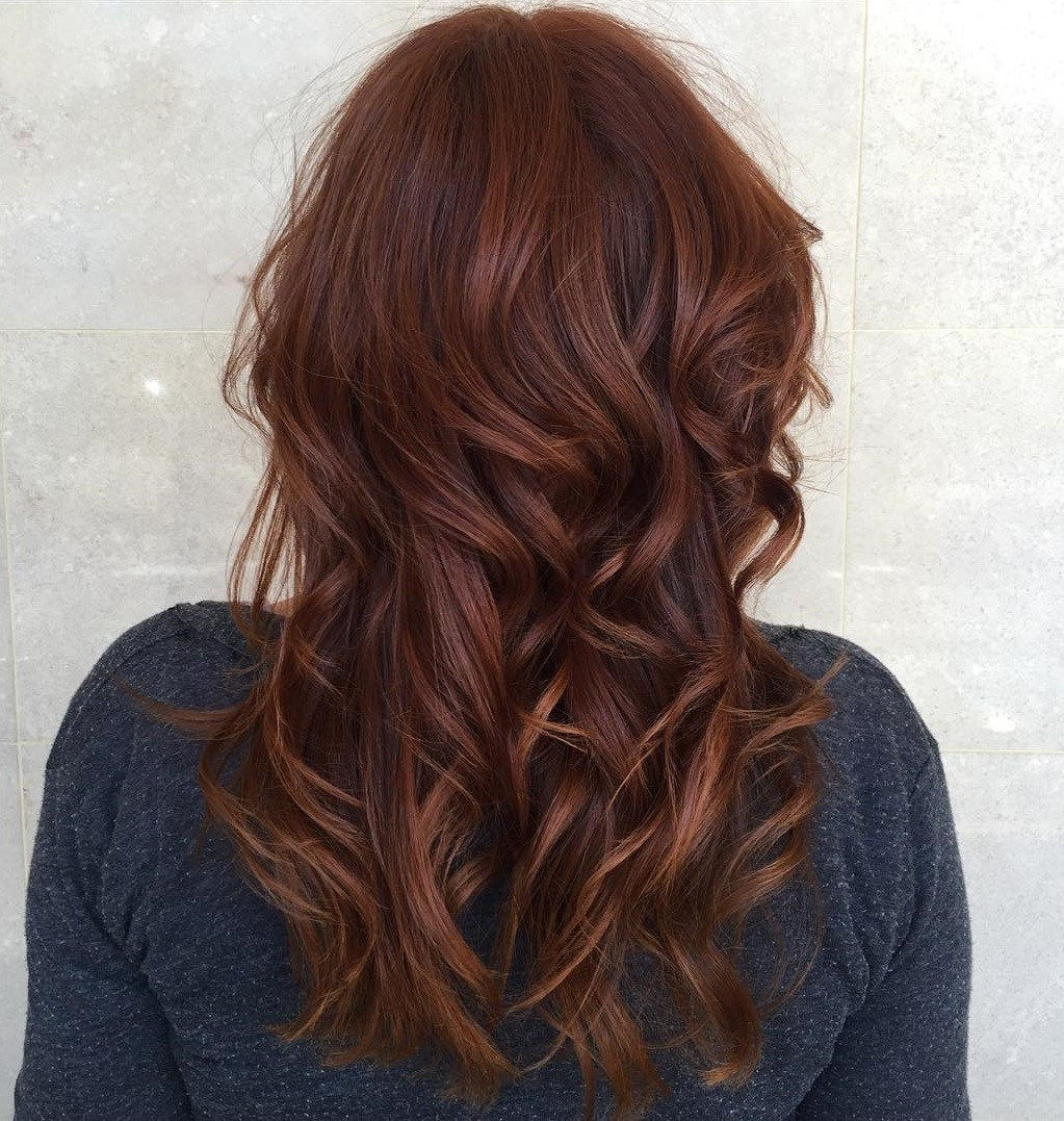 红棕色波浪发型