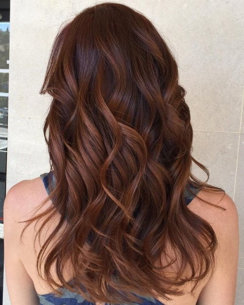 червеникаво brown hair with caramel highlights