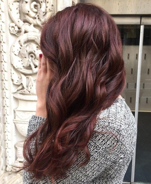 вълнообразен burgundy hair