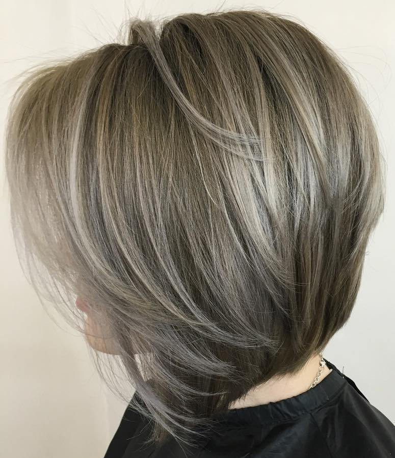 пепел Brown Layered Bob With Highlights