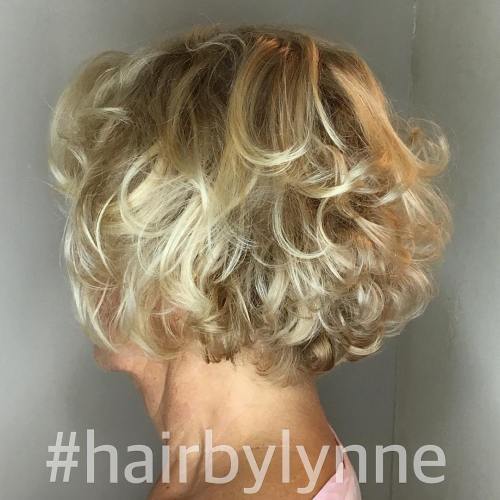 Krátký Curly Blonde Hairstyle For Over 60