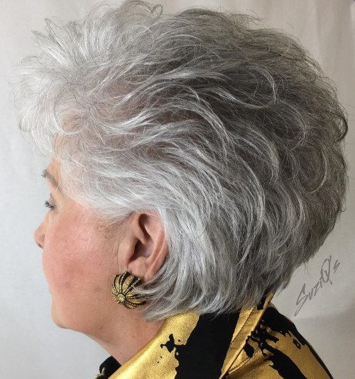 Ältere Dame's Short Gray Layered Hairstyle