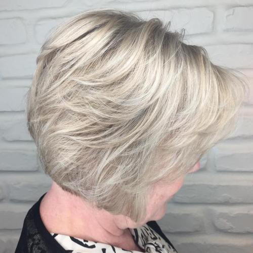 Krátký Ash Blonde Hairstyle For Older Women