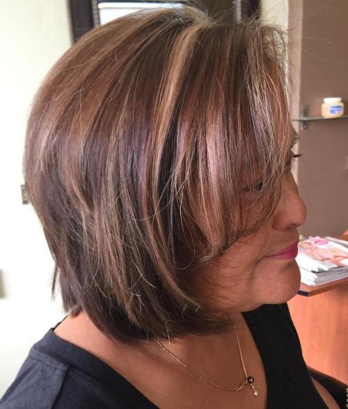 Ältere Dame's Brown Bob With Highlights