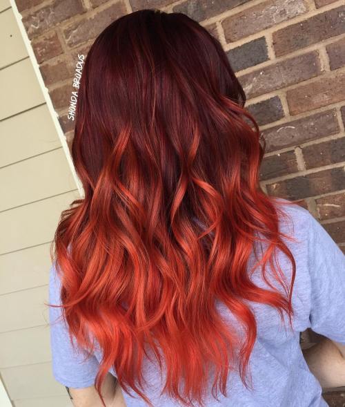 Burgunder-Haar mit roten Ombre-Höhepunkten