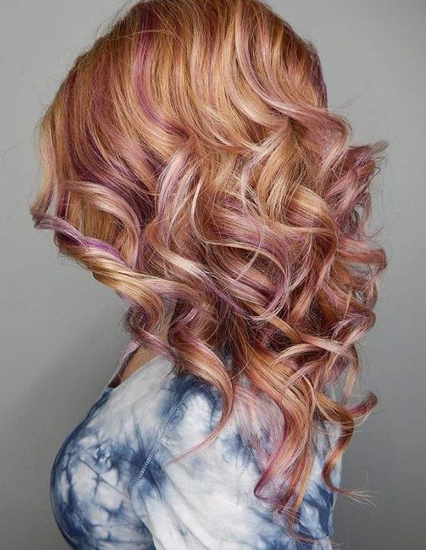 Pastellrosa Höhepunkte für Erdbeerblondes Haar