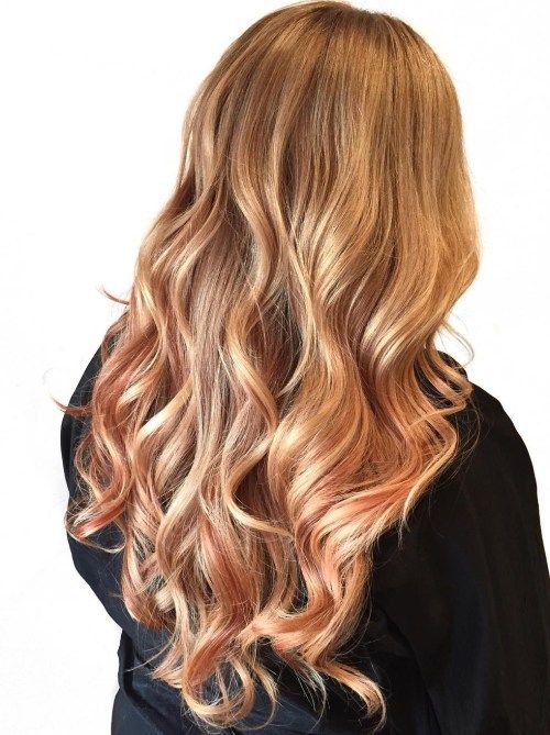 Strawberry Blondes Haar mit weichen Highlights