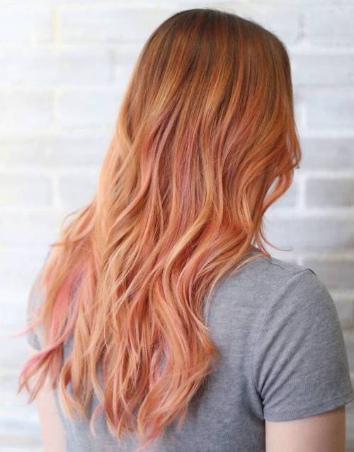 الشعر الطويل من النحاس مع الضوء الوردي
