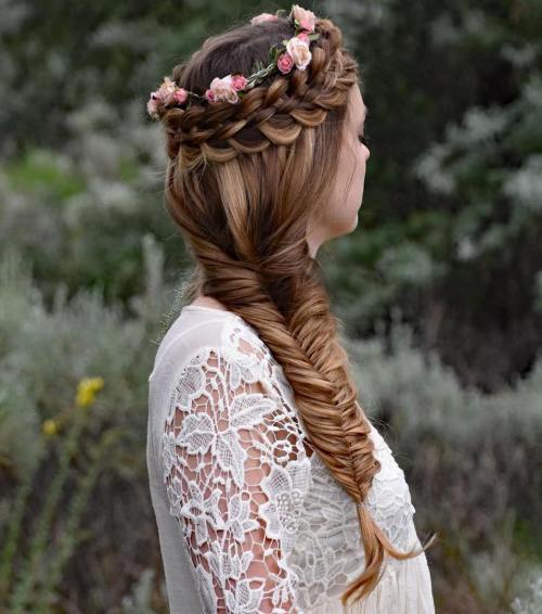 Prýmek And Flower Crown With Side Fishtail