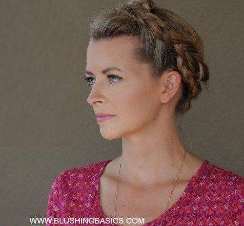 roztomilý updo with a braided headband