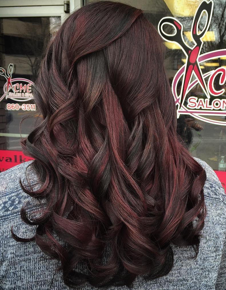 черно Hair With Subtle Red Highlights