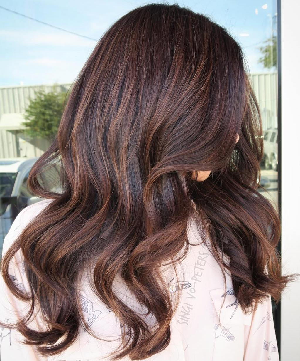 Dlouho Dark Brown Hair With Subtle Highlights