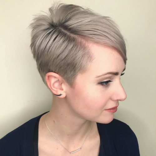 пепел Blonde Tapered Cut With Side Bangs