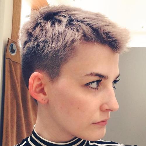 Frau's Short Undercut Haircut