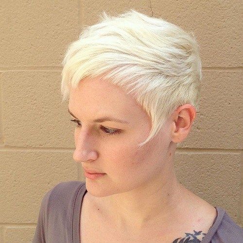 развълнуван Blonde Pixie With Cropped Bangs