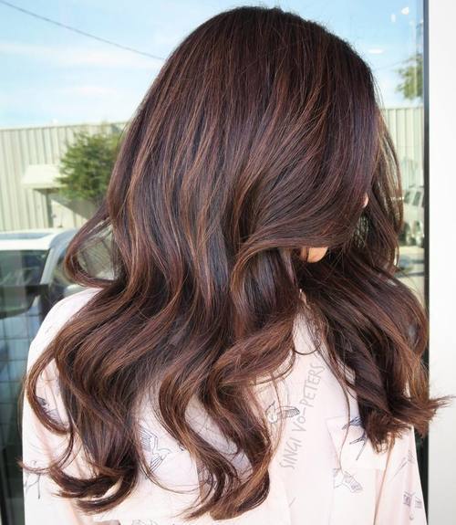 тъмен Brown Hair With Subtle Highlights