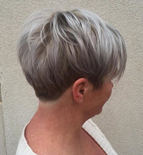 Krátký Ash Blonde And Silver Hairstyle For Women Over 40