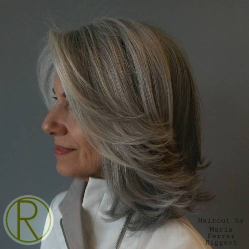 Medium Layered Grey Frisur über 50