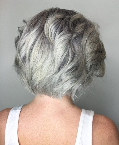 Střední Layered Silver Hairstyle