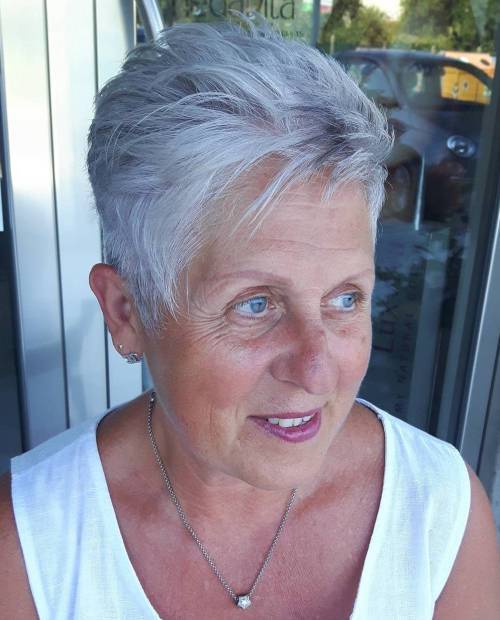 Gefiederte Pixie Haircut für ältere Frauen