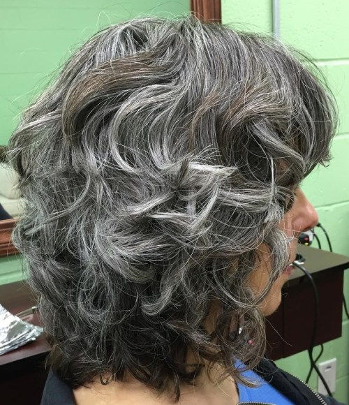 Medium Layered Frisur mit grauen Highlights
