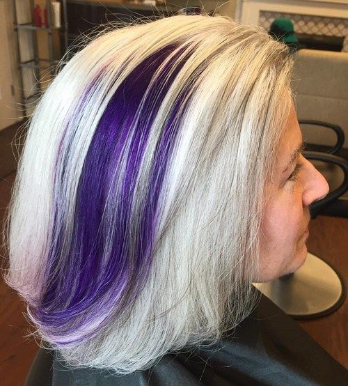 Ash Blonde Haare mit lila Balayage für ältere Frauen