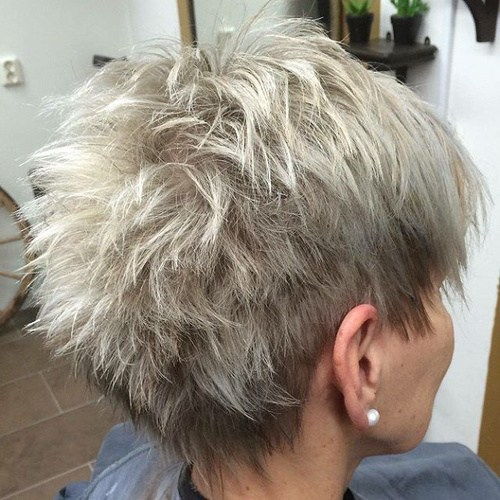 Krátký Feathered Ash Blonde Hairstyle