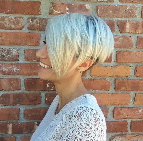Dlouho Blonde Pixie With Side Bangs