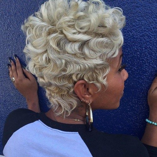 Blonder gelockter Elf für Afroamerikaner-Frauen
